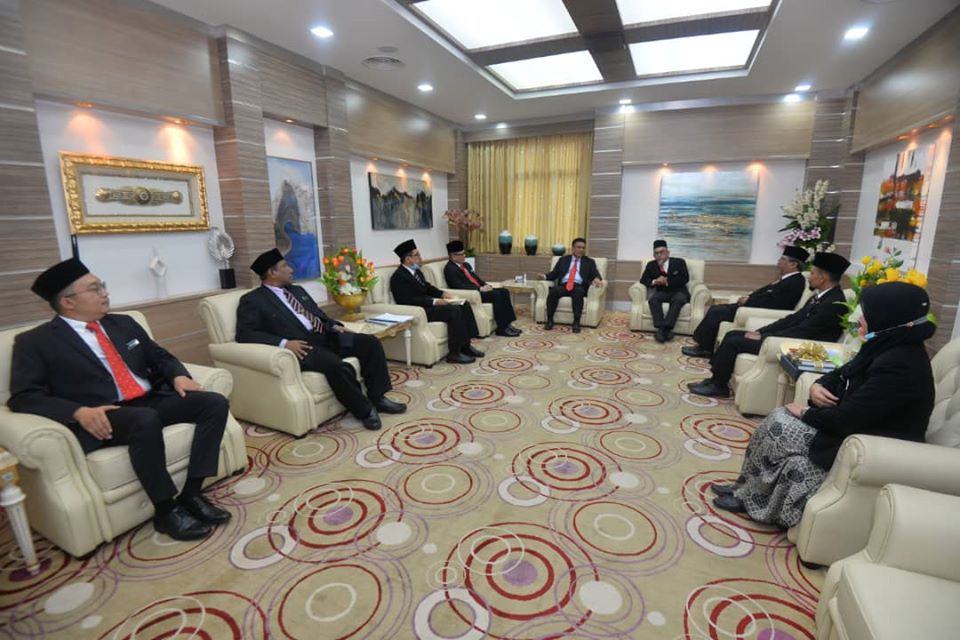 Kunjungan Hormat Ketua Hakim Syarie Dan Pegawai Mahkamah Syariah Negeri Melaka Kepada Ketua Menteri Melaka