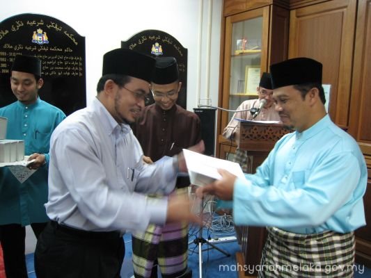 Penyampaian hadiah harijadi kakitangan MSNM